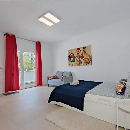 Fantastico Ruhige Top-lage, Balkon Oder Terrasse, Gratis Parkplatz & Klimaanlage, Ideal Fuer Paare Und Alleinreisende *